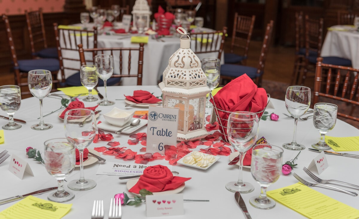 Stylish and immersive table setting for a murder mystery dinner, complete with themed décor and atmospheric touches