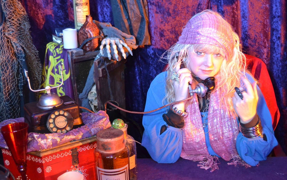Follow the clues and mind your manners! Murder Mystery Etiquette in CSI: Cops and Detectives