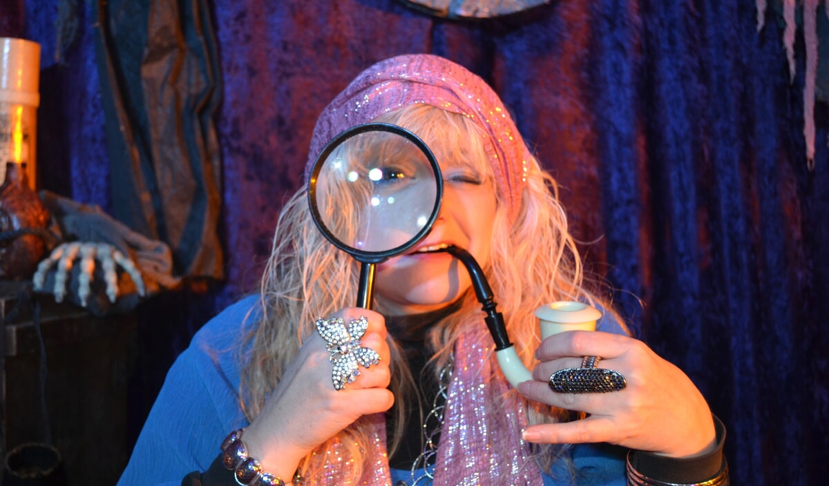 Madame Cluedefti sees you