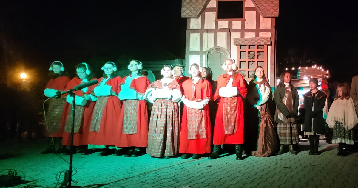 Christmas Riddlesdiculous—A lost verse from "O Christmas Tree"?