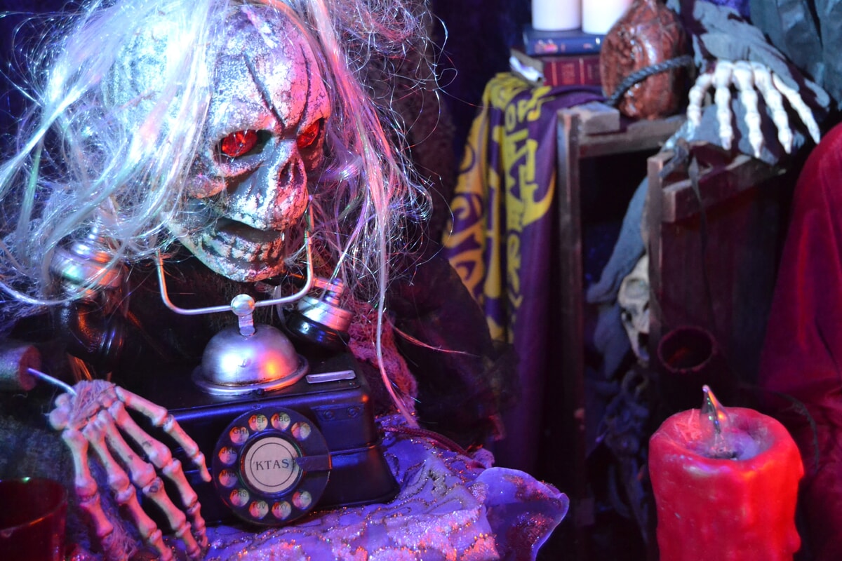 Madame Cluedefti knows all—even the skull whispers secrets to a great murder mystery party!