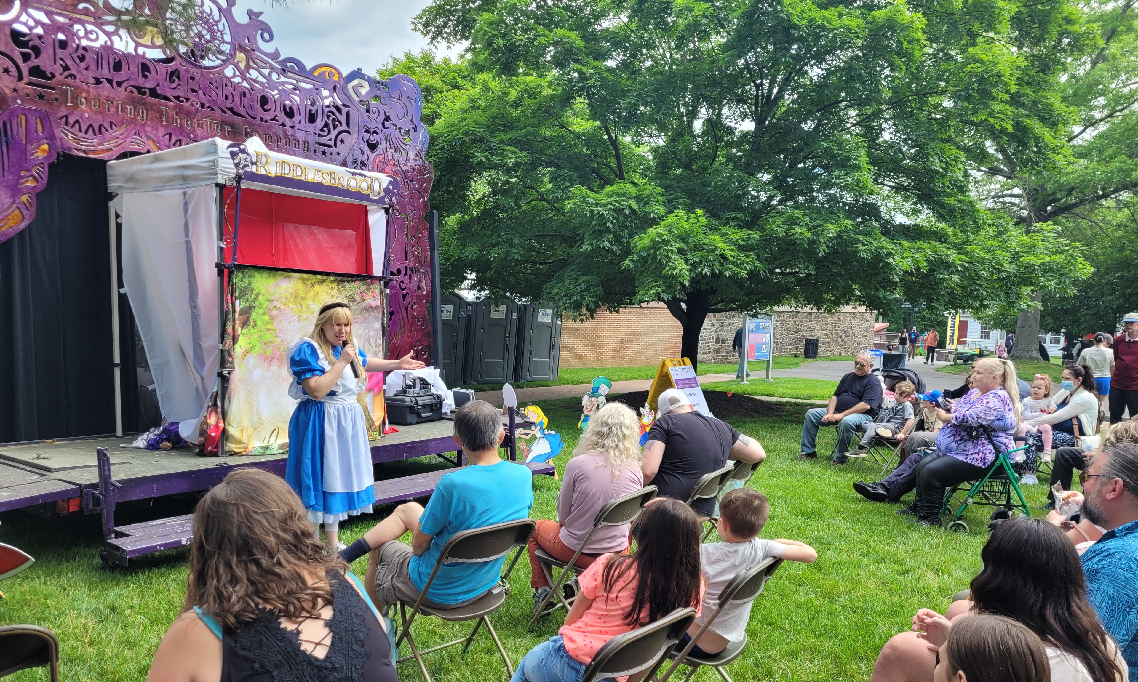 families-enjoying-outdoor-comedy-theater-campground-NJ