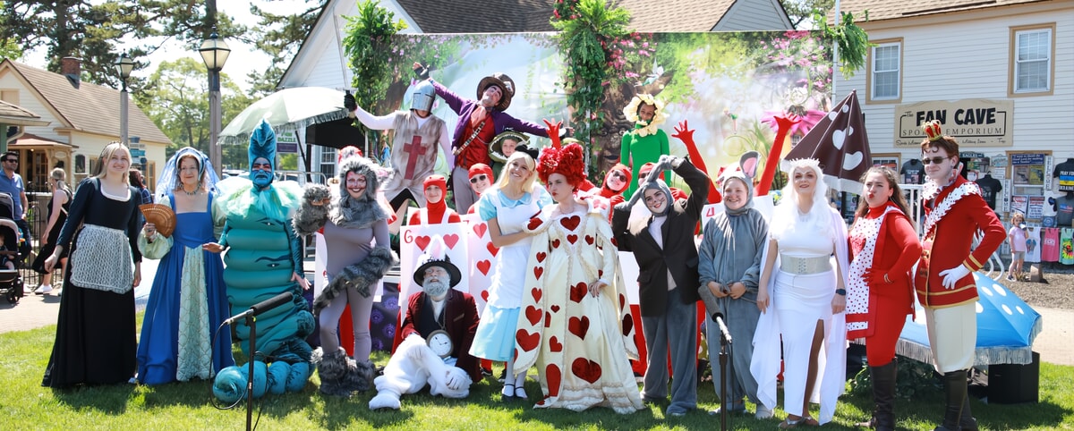 Sign up today and step into the spotlight with Riddlesbrood’s community theater!